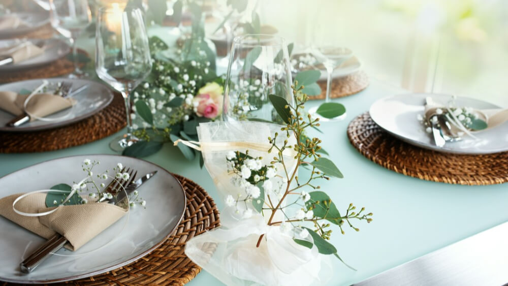Jak udekorować stół podczas uroczystości rodzinnej w domu