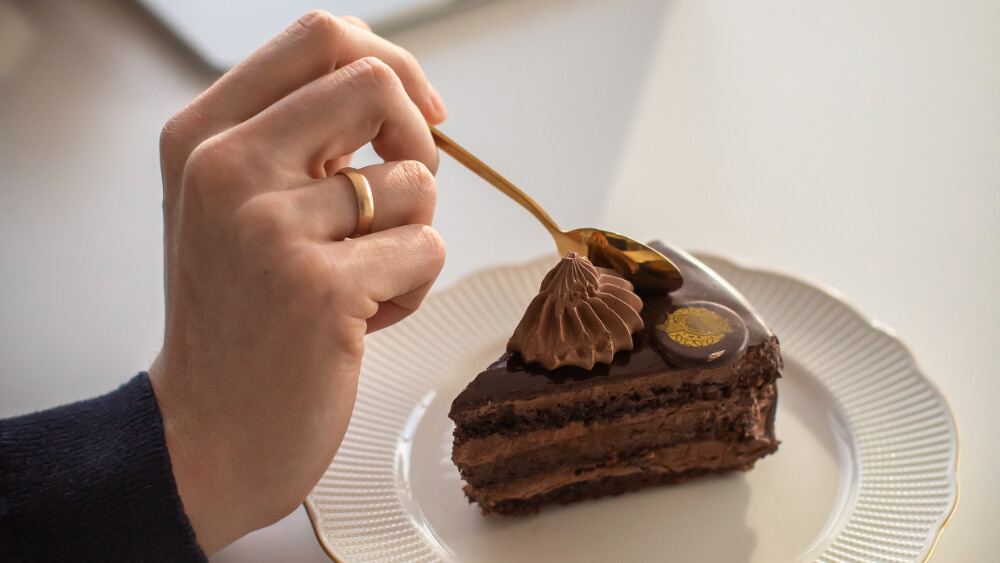 Tort czekoladowy na specjalne okazje: pomysły na urodziny i inne uroczystości