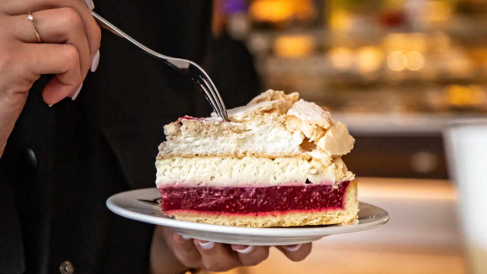 Tarta malinowa z bezą – poznaj nasz przepis na ten przepyszny deser