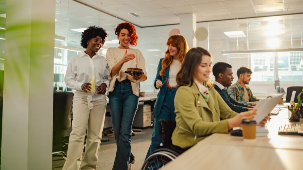 Dzień Kobiet w pracy – zainspiruj się z Cukiernią Sowa