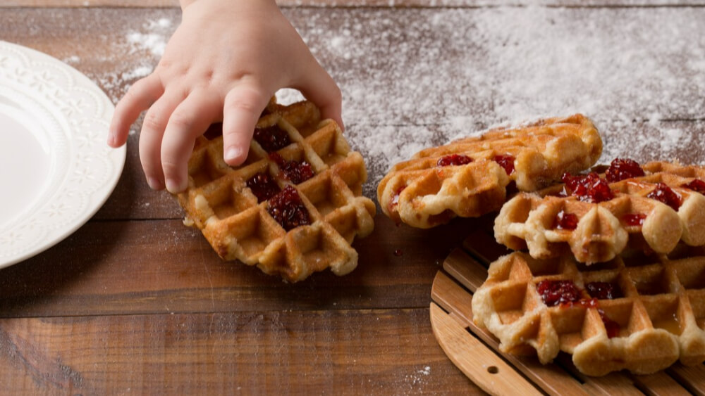 Jak zrobić idealne ciasto na gofry? Przepisy na wakacyjne śniadanie