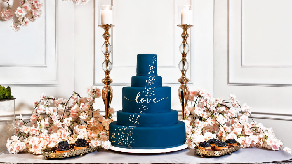 Dekoracyjne dzieła sztuki. Poznaj torty weselne w stylu glamour!
