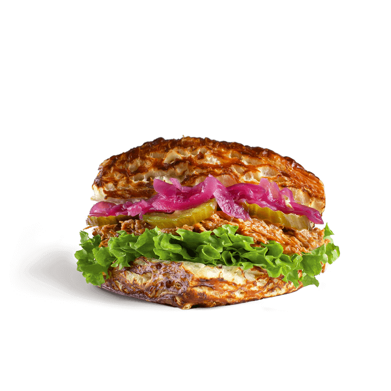 Bułka francuska wypełniona soczystą szarpaną wieprzowiną, chrupiącymi piklami, marynowaną cebulą i sosem Korean BBQ. Intensywna i wyrazista kanapka z delikatną strukturą pieczywa – idealna na sycący lunch.
