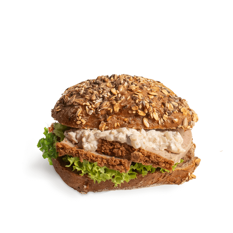 Bułka musli z pasztetem i sosem tatarskim to połączenie chrupiącego pieczywa z wyrazistym, kremowym nadzieniem. Całość uzupełniają świeże liście sałaty, tworząc sycącą i smakowitą kanapkę.