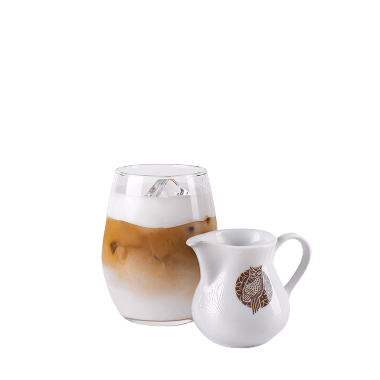 Aromatyczna latte z dodatkiem słodkiego mleka skondensowanego serwowane na zimno z kostkami lodu.