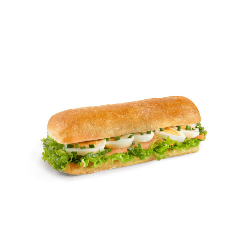 Ciabatta z delikatnym łososiem wędzonym, jajkiem i sałatą. Elegancka i zdrowa propozycja kanapki pełnej białka i smaku.