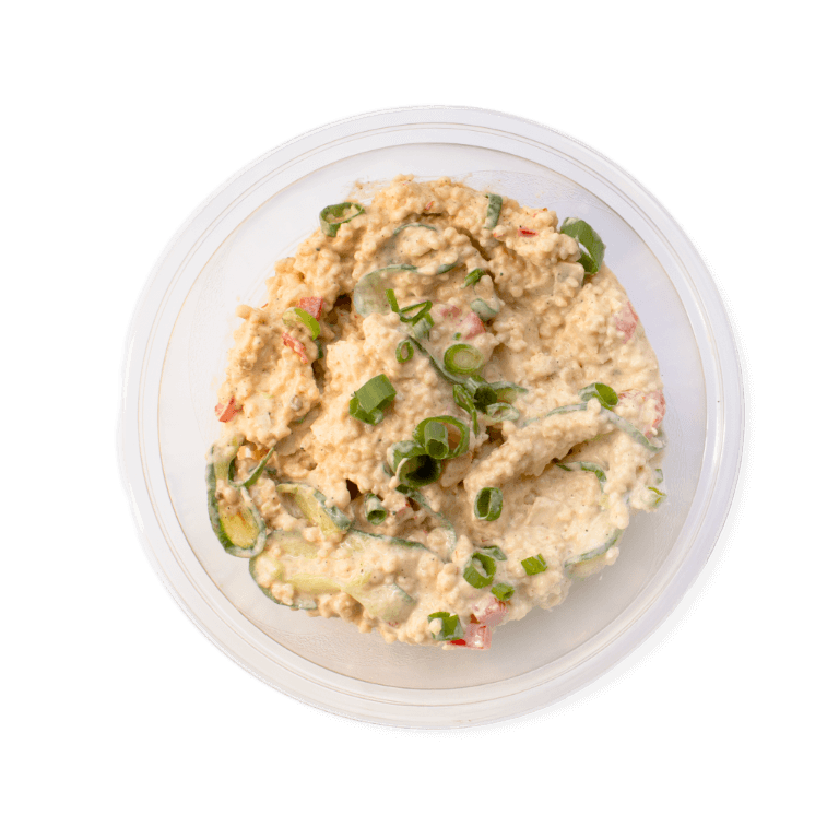 Lekka sałatka z delikatną kaszą kuskus, grillowanym filetem z kurczaka, świeżym ogórkiem, papryką i szczypiorkiem, polana kremowym sosem majonezowym. Idealna, pożywna propozycja, która łączy świeżość warzyw z sycącą kaszą.